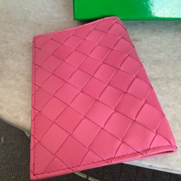 Bottega Veneta BV Pink Large Weave Intrecciato Leather Passport Holder - Picture 4 of 10